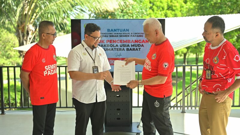 Gubernur Sumbar, Mahyeldi Ansharullah menyerahkan Surat Keputusan (SK) pinjam pakai Stadion GOR Haji Agus Salim sebagai homebase Semen Padang