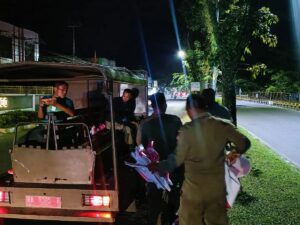 Personel Satpol PP Padang Copot Ratusan Baliho dan Poster Liar