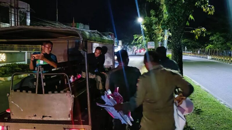 Personel Satpol PP Padang Copot Ratusan Baliho dan Poster Liar