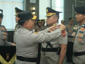 Kapolda Sumbar Irjen Pol Suharyono memimpin upacara serah terima jabatan (Sertijab) Kapolres Solok Kota pada Kamis (18/7). Sertijab ini