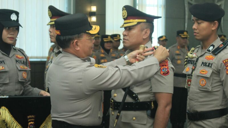 Kapolda Sumbar Irjen Pol Suharyono memimpin upacara serah terima jabatan (Sertijab) Kapolres Solok Kota pada Kamis (18/7). Sertijab ini