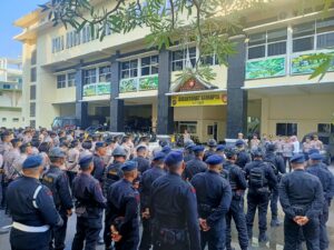 Polda Sumbar melaksanakan apel pengamanan dalam rangka pemungutan suara ulang (PSU) untuk DPD RI pada Sabtu pagi (13/7/2424) di halaman