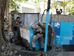 Satpol PP Padang menertibkan belasan bangunan liar yang berdiri di atas trotoar Kelurahan Padang Pasir, Kecamatan Padang Barat, Kamis