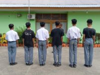 Satpol PP Padang mengamankan enam pelajar SMK yang sedang asyik bermain biliar di Kecamatan Padang Barat dengan mengunakan pakaian sekolah