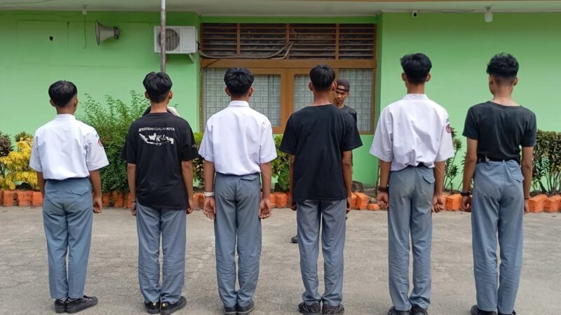 Satpol PP Padang mengamankan enam pelajar SMK yang sedang asyik bermain biliar di Kecamatan Padang Barat dengan mengunakan pakaian sekolah