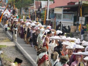Topi Selo Bolek Godang: 1000 Lopek Kucuik Sonok Diarak Bundo Kanduang