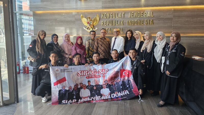 Mahasiswa UIN Imam Bonjol Padang yang mengikuti program SIBAC beserta para pembimbing mengunjungi Konjen Indonesia di Istanbul, Turki.