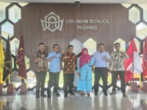 Rektor UIN Imam Bonjol Padang, Martin Kustati menerima Direktur Politeknik Negeri Padang, Surfa Yondri di lantai II Rektorat Kampus III