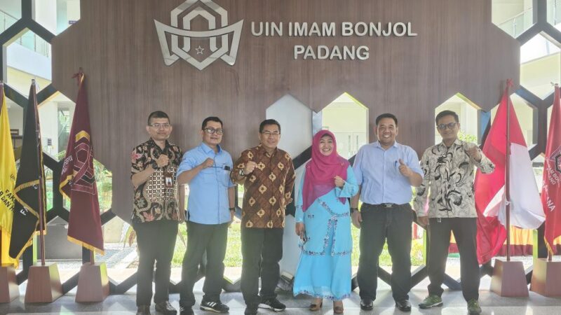 Rektor UIN Imam Bonjol Padang, Martin Kustati menerima Direktur Politeknik Negeri Padang, Surfa Yondri di lantai II Rektorat Kampus III