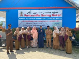 Dosen Fakultas Tarbiyah UIN Imam Bonjol Padang, Naila Hayati, mengantarkan mahasiswa yang akan melaksanakan PPL,