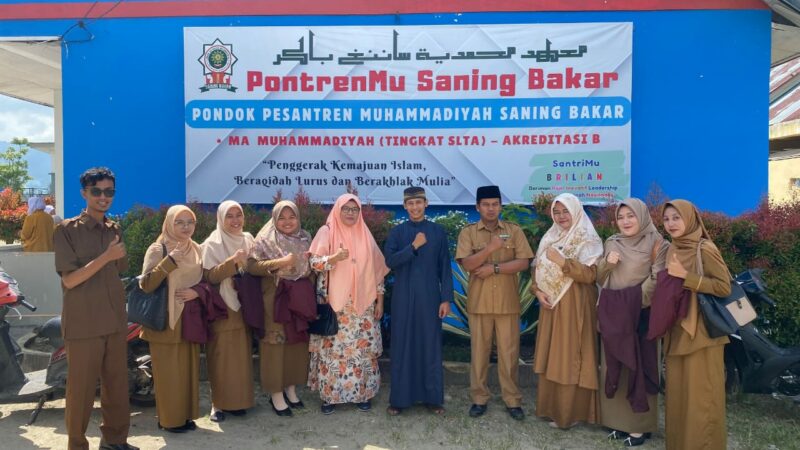 Dosen Fakultas Tarbiyah UIN Imam Bonjol Padang, Naila Hayati, mengantarkan mahasiswa yang akan melaksanakan PPL,