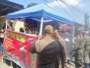 Satpol PP Padang kembali melakukan penertiban terhadap pedagang kaki lima di depan kampus Universitas Putra Indonesia (UPI), Rabu (3/7/2024).