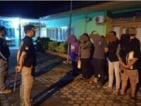 Sebanyak 13 orang diamankan Satpol PP Padang pada Kamis dini hari (11/7/2024). Mereka yang terjaring tersebut terdiri dari enam orang