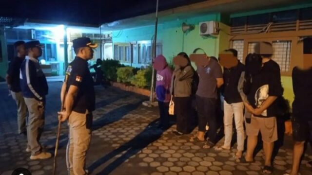 Sebanyak 13 orang diamankan Satpol PP Padang pada Kamis dini hari (11/7/2024). Mereka yang terjaring tersebut terdiri dari enam orang