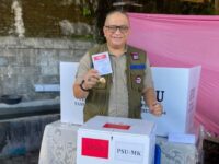 Pj Wali Kota Padang Andree Algamar melakukan pencoblosan untuk PSU DPD RI TPS 01 Kelurahan Rimbo Kaluang, Kecamatan Padang Barat, Sabtu