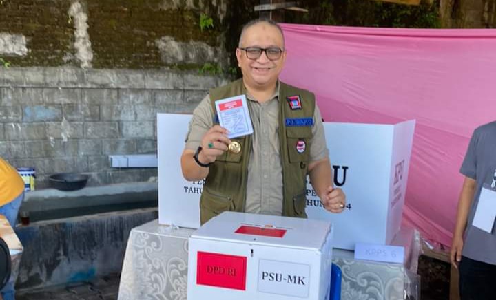 Pj Wali Kota Padang Andree Algamar melakukan pencoblosan untuk PSU DPD RI TPS 01 Kelurahan Rimbo Kaluang, Kecamatan Padang Barat, Sabtu