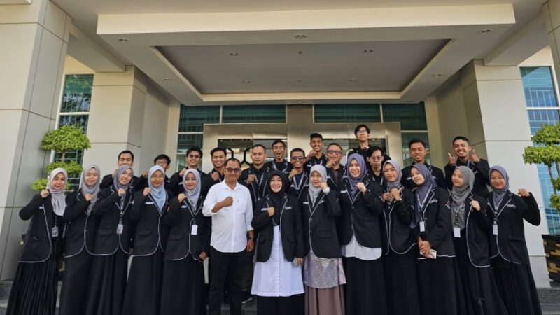Rektor UIN Imam Bonjol Padang, Martin Kustati melepas 20 mahasiswa untuk mengikuti Program Student Mobility di Istanbul Foundation, Turkiye