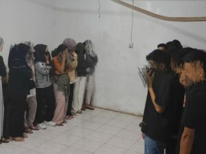 Satpol PP Padang mengamankan 21 muda-mudi di salah satu hotel di Kecamatan Padang Utara pada Selasa dini hari (16/7/2024).