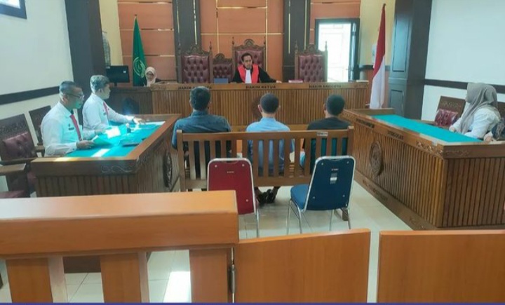 10 orang pelanggar peraturan daerah (perda) menjalani sidang tindak pidana ringan (tipiring) di Pengadilan Negeri (PN)