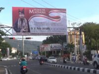 Baliho Audy Joinaldy Bakal Calon Gubernur Sumatera Barat (Sumbar) mulai muncul di sejumlah titik jalanan di Kota Padang. Baliho itu memakai
