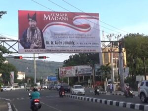 Baliho Audy Joinaldy Bakal Calon Gubernur Sumatera Barat (Sumbar) mulai muncul di sejumlah titik jalanan di Kota Padang. Baliho itu memakai