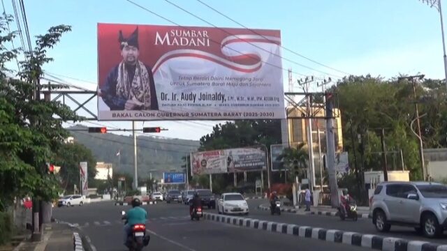 Baliho Audy Joinaldy Bakal Calon Gubernur Sumatera Barat (Sumbar) mulai muncul di sejumlah titik jalanan di Kota Padang. Baliho itu memakai
