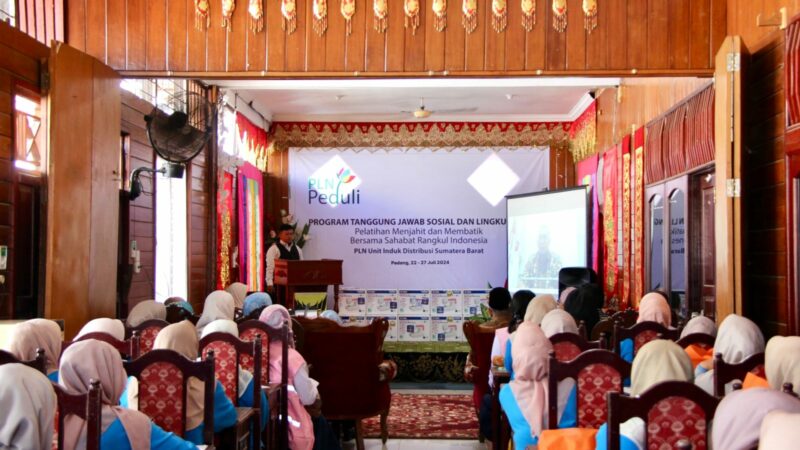 Pelatihan menjahit yang digelar anggota DPR RI Andre Rosiade di Kota Padang mendapatkan sambutan hangat dari para peserta.