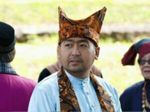 Cukup mengagetkan bagi publik Sumatera Barat ketika Wakil Gubernur Audy Joinaldy (Audy) memasang baliho yang menyatakan dirinya sebagai bakal calon gubernur Sumatera Barat 2024-2029.