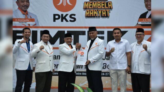 Presiden PKS, Ahmad Syaikhu resmi menyerahkan Surat Keputusan (SK) kepada Mahyeldi Ansharullah dan Vasko Ruseimy sebagai bakal calon gubernur dan bakal calon wakil gubernur Sumbar.