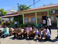 Satpol PP Padang kembali mengamankan belasan pelajar berpakai seragam lengkap. Para pelajar diamankan dari berbagai tempat di Kota Padang.