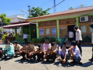Satpol PP Padang kembali mengamankan belasan pelajar berpakai seragam lengkap. Para pelajar diamankan dari berbagai tempat di Kota Padang.