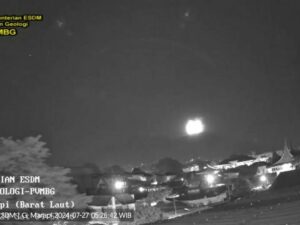 Gunung Marapi mengalami erupsi pada Sabtu (27/7/2024). Erupsi pertama terjadi pada pukul 00.00 WIB dan erupsi kedua pukul 04.51 WIB.