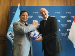 Presiden RI terpilih Prabowo Subianto bertemu dengan Presiden FIFA, Gianni Infantino. Penasihat Tim Semen Padang FC, Andre Rosiade pun