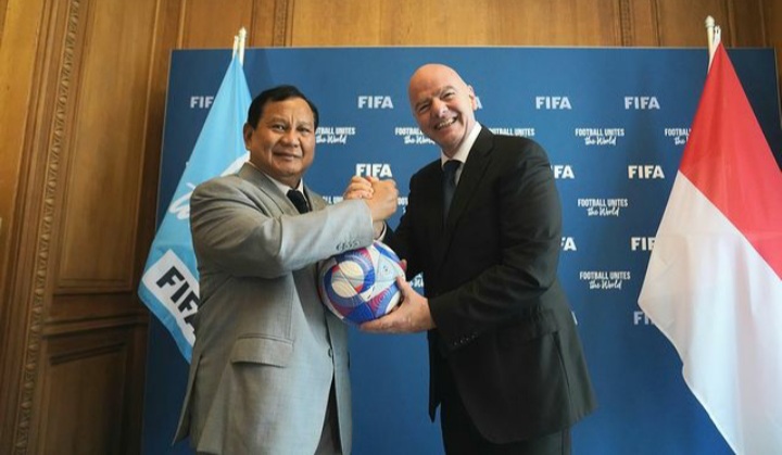 Presiden RI terpilih Prabowo Subianto bertemu dengan Presiden FIFA, Gianni Infantino. Penasihat Tim Semen Padang FC, Andre Rosiade pun