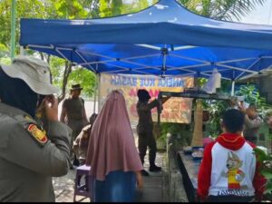 Satpol Padang menertibkan sejumlah pedagang kaki lima (PKL) yang berjualan di atas trotoar dan badan jalan pada Senin (29/7/2024).
