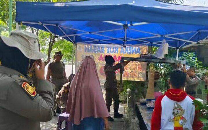 Satpol Padang menertibkan sejumlah pedagang kaki lima (PKL) yang berjualan di atas trotoar dan badan jalan pada Senin (29/7/2024).