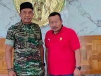 Bupati Agam, Andri Warman memberikan ucapan selamat atas promosi jabatan Mayjen Mohamad Hasan yang resmi menjabat sebagai Pangkostrad.