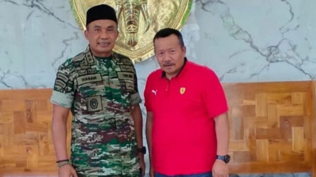 Bupati Agam, Andri Warman memberikan ucapan selamat atas promosi jabatan Mayjen Mohamad Hasan yang resmi menjabat sebagai Pangkostrad.