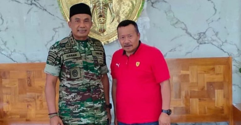 Bupati Agam, Andri Warman memberikan ucapan selamat atas promosi jabatan Mayjen Mohamad Hasan yang resmi menjabat sebagai Pangkostrad.