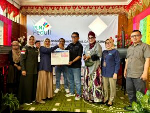 Pelatihan menjahit dan membatik yang diinisiasi Anggota Komisi VI DPR RI asal Sumbar Andre Rosiade resmi berakhir, Selasa (30/7/2024)