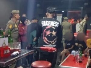 Langgar Jam Operasional, Satpol PP Padang Tegur Pemilik Karaoke di Padang Barat