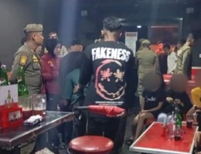 Langgar Jam Operasional, Satpol PP Padang Tegur Pemilik Karaoke di Padang Barat