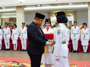 Bupati Sutan Riska Kukuhkan 75 Anggota Paskibraka Dharmasraya