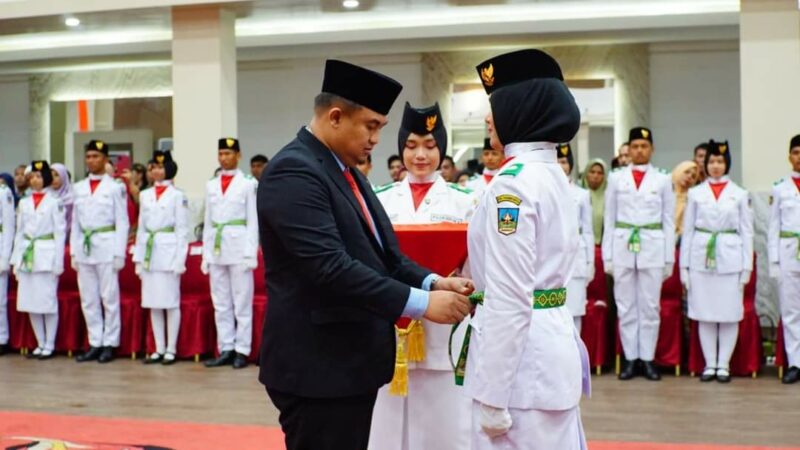 Bupati Sutan Riska Kukuhkan 75 Anggota Paskibraka Dharmasraya