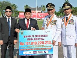 Bank Nagari Serahkan Dividen untuk Pemprov Sumbar Rp117,9 Miliar