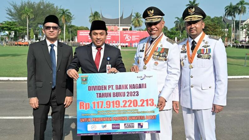 Bank Nagari Serahkan Dividen untuk Pemprov Sumbar Rp117,9 Miliar