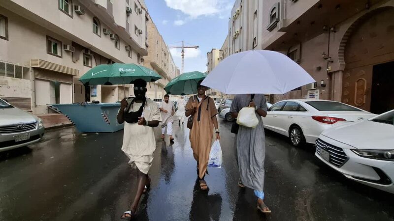 Kota Makkah Al Mukarramah tepatnya di Mina diguyur hujan setelah sebelumnya sempat muncul peringatan cuaca panas ekstrem yang berlangsung