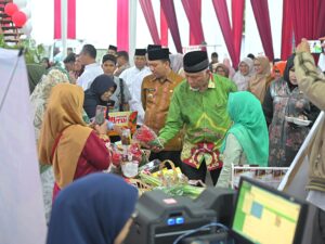 Gubernur Mahyeldi Resmikan Festival Merah Putih, Ada Program Subsidi Bunga untuk UMKM