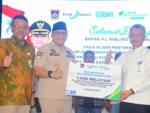 Pj Wako Padang Serahkan 1.056 Kartu BPJS Ketenagakerjaan dan Kusuka bagi Nelayan