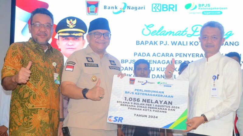 Pj Wako Padang Serahkan 1.056 Kartu BPJS Ketenagakerjaan dan Kusuka bagi Nelayan